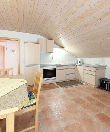 Waldpension Küche und Esszimmer: Gemütlicher Raum für gemeinsame Mahlzeiten und gesellige Stunden in natürlicher Umgebung