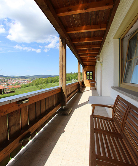 Waldpension Appartement mit Balkon: Genießen Sie die frische Luft und den Blick ins Grüne in Ihrem gemütlichen Rückzugsort