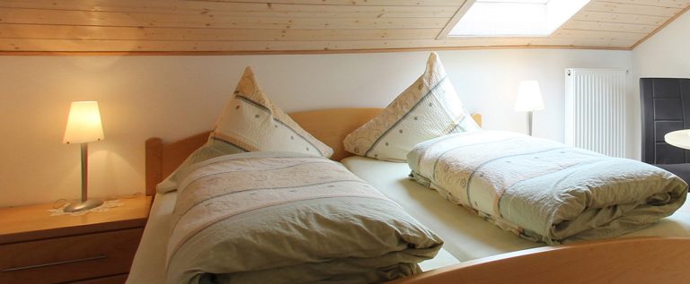 Erholsamer Schlaf im gemütlichen Doppelbett für einen perfekten Aufenthalt in der Waldpension!