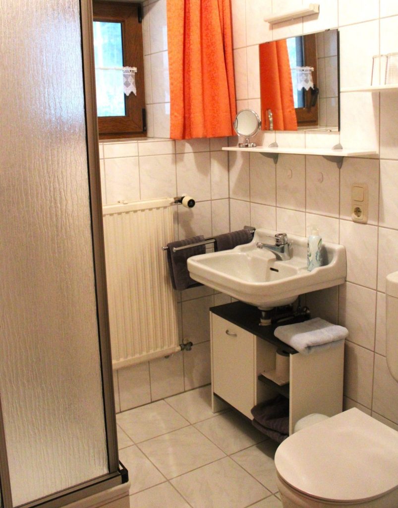 Kosmetikspiegel und Föhn gehören zur Ausstattung